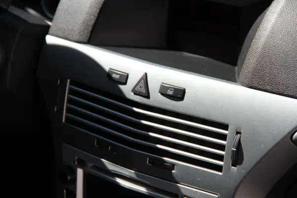 Opel Astra GTC 1.9 CDTI 8