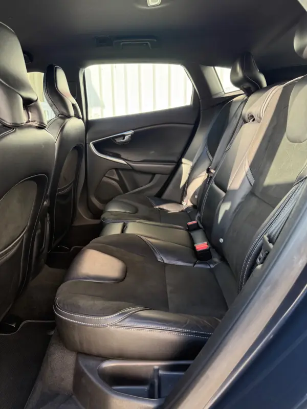 Volvo V40 1.6 D2 R-Design Momentum 6