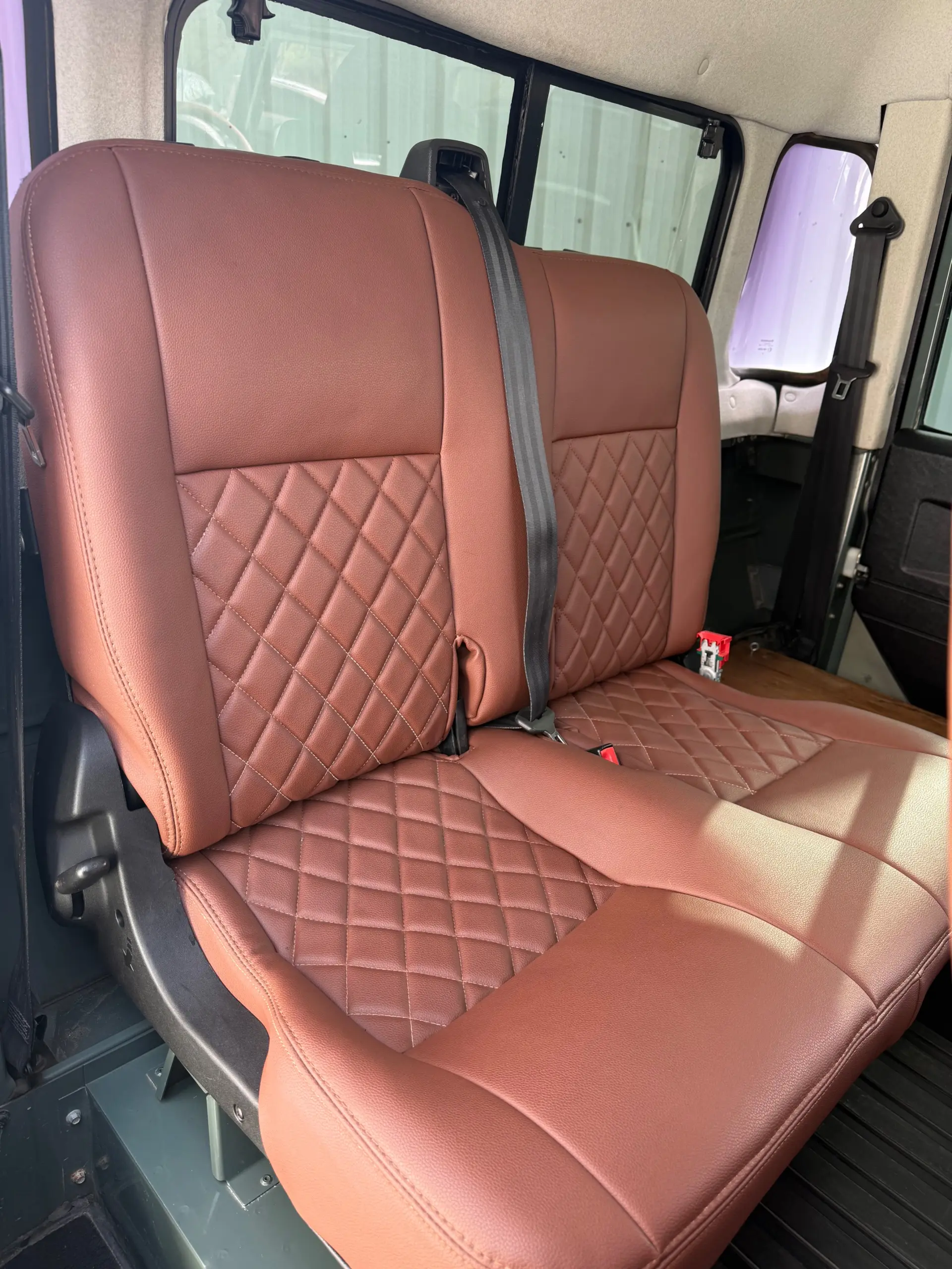 Land Rover Defender 10