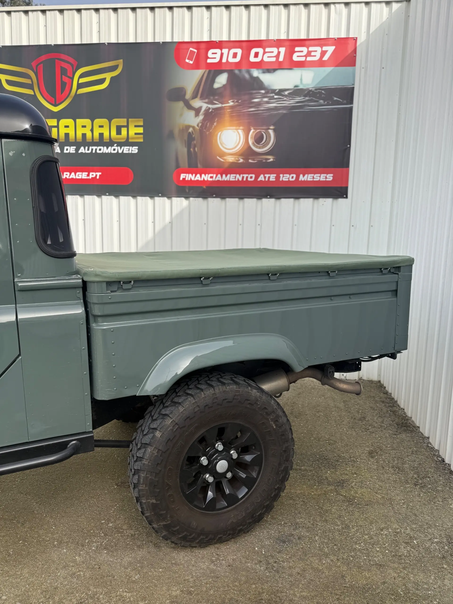 Land Rover Defender 3