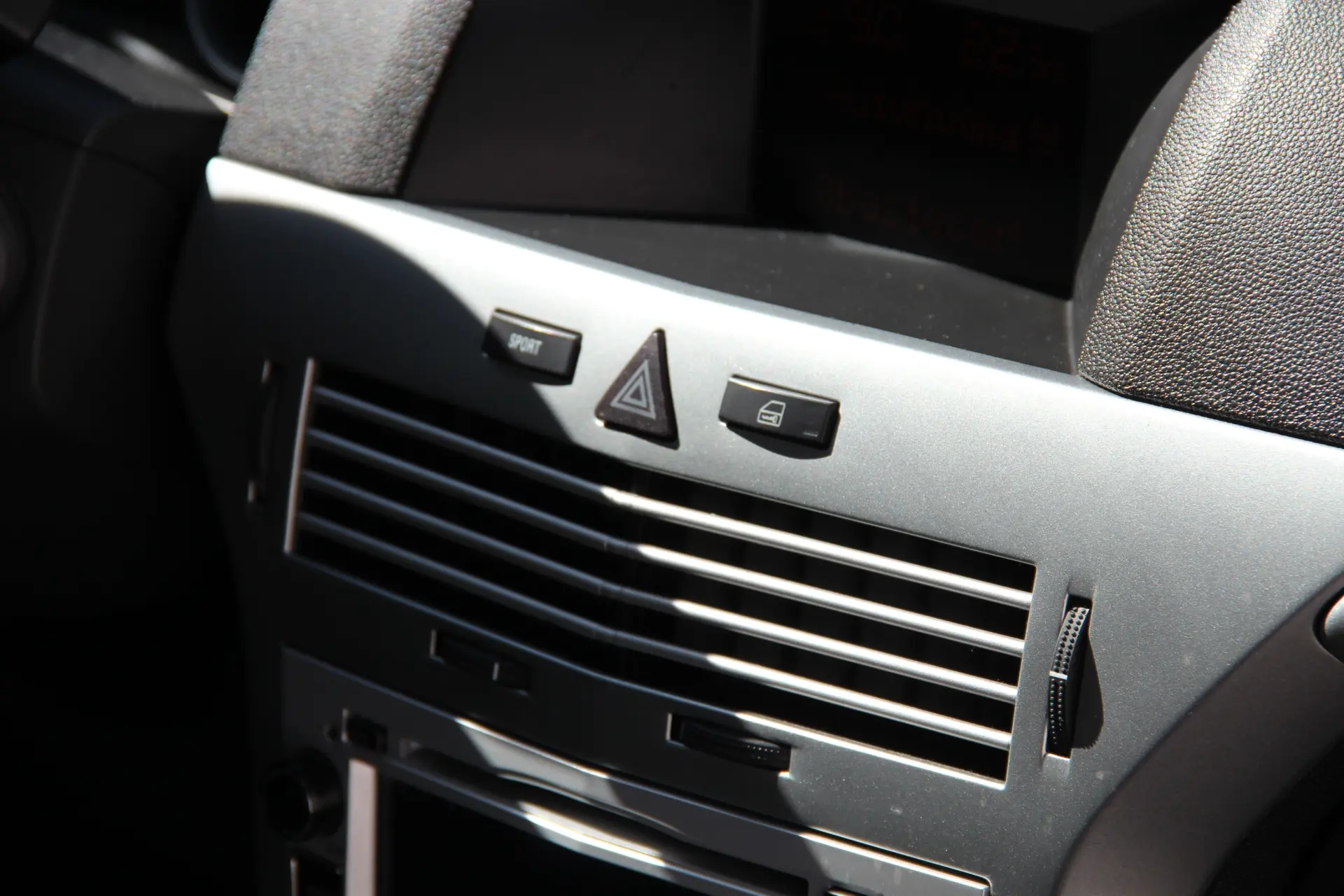 Opel Astra GTC 1.9 CDTI 8