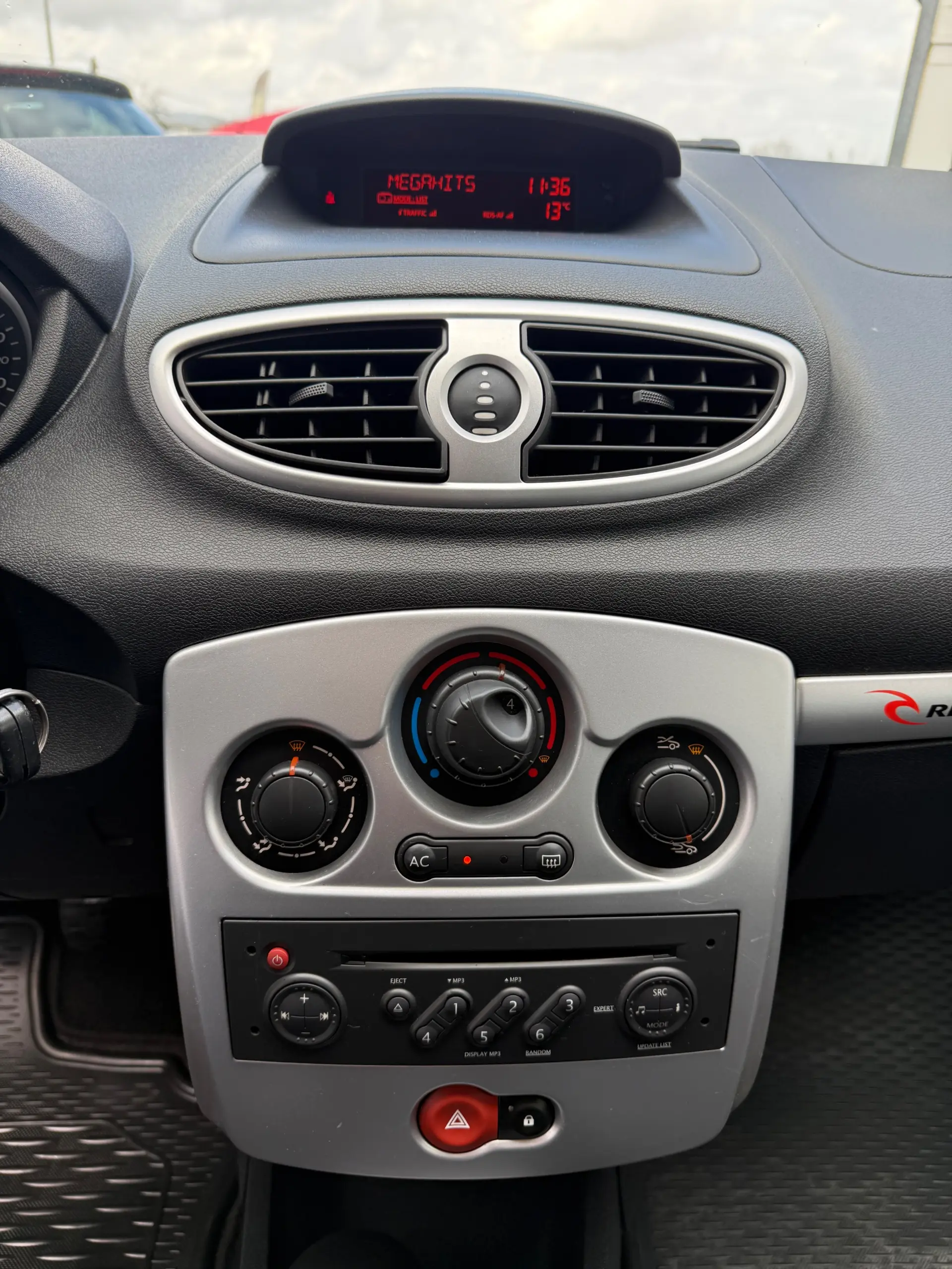 Renault Clio 1.2 16V Rip Curl 8