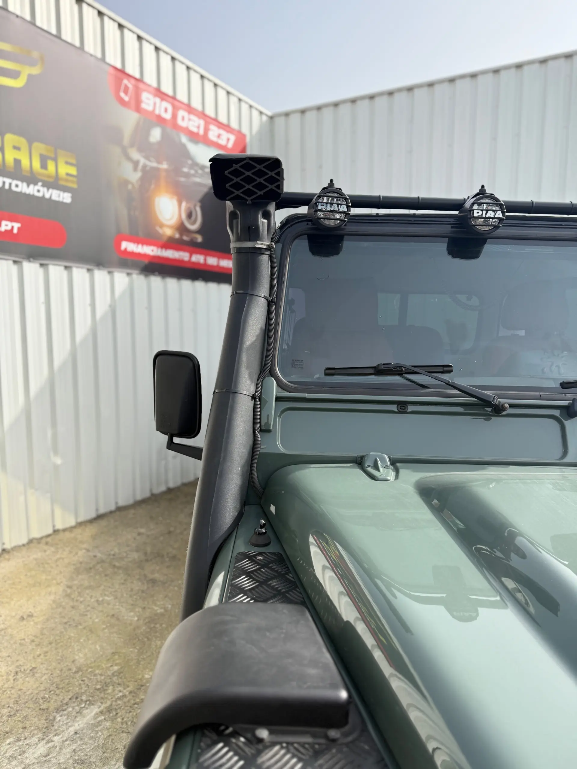 Land Rover Defender 9