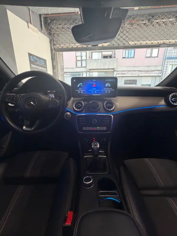 Mercedes-Benz CLA 180 Outro 10