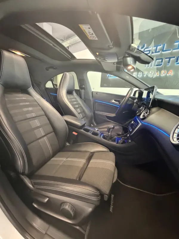 Mercedes-Benz CLA 180 Outro 16