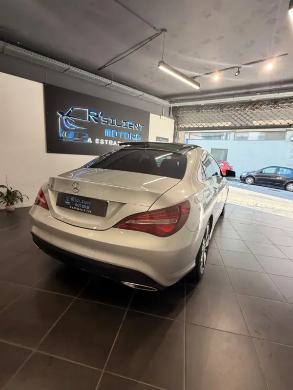 Mercedes-Benz CLA 180 Outro 12