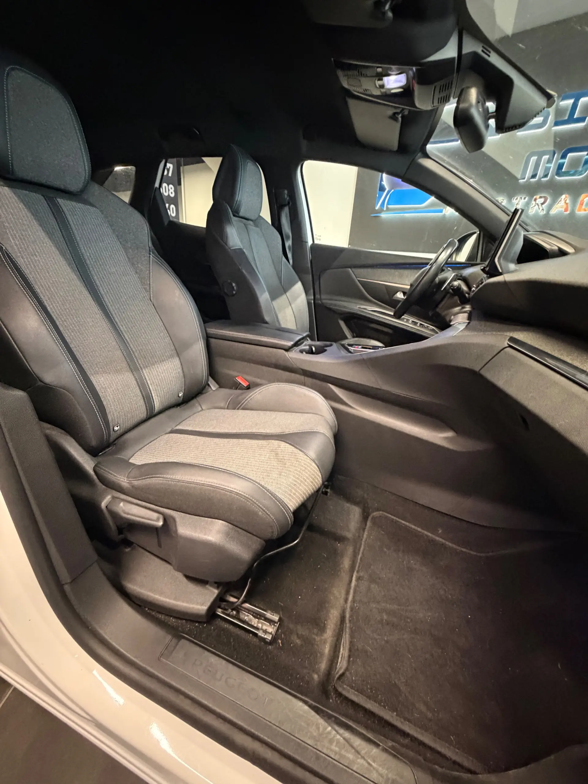 Peugeot 3008 1.5 BlueHDi Allure Pack EAT8 16