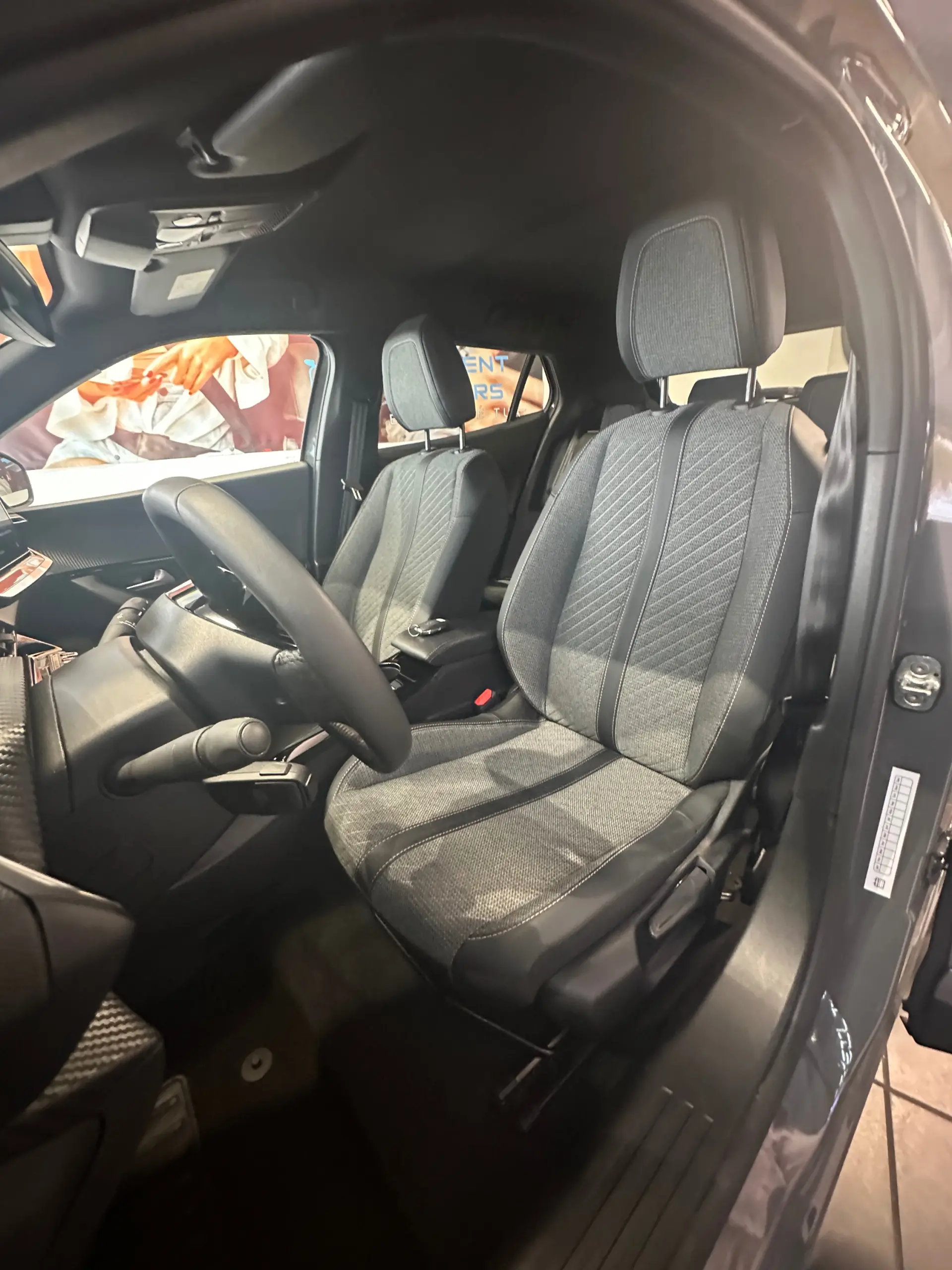 Peugeot e-2008 Allure 18