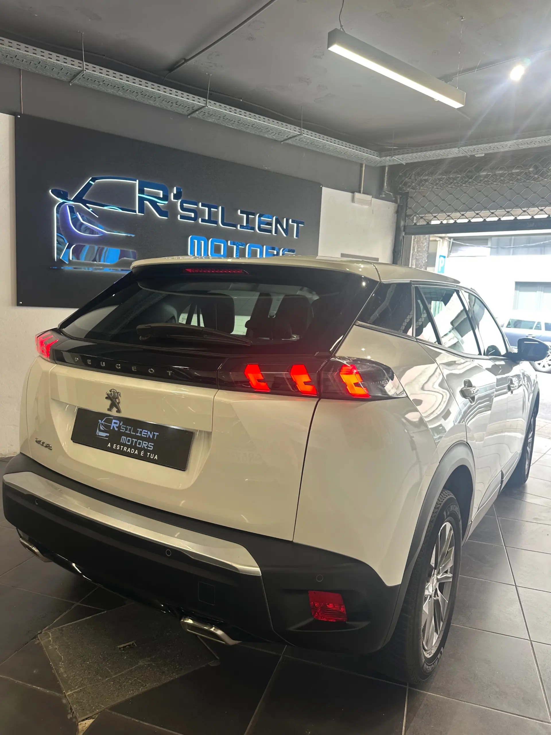 Peugeot 2008 1.2 PureTech Active Pack EAT8 6