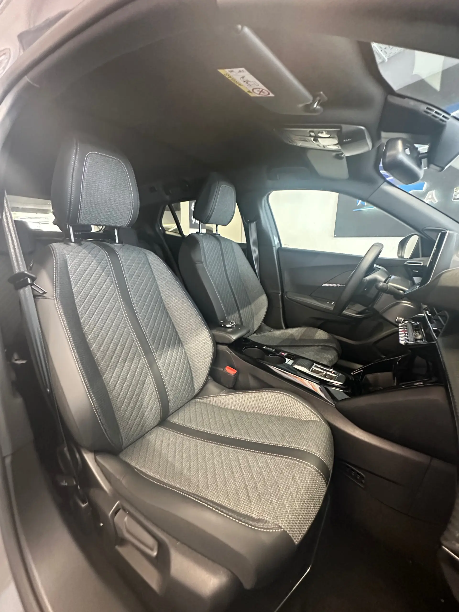 Peugeot e-2008 Allure 23