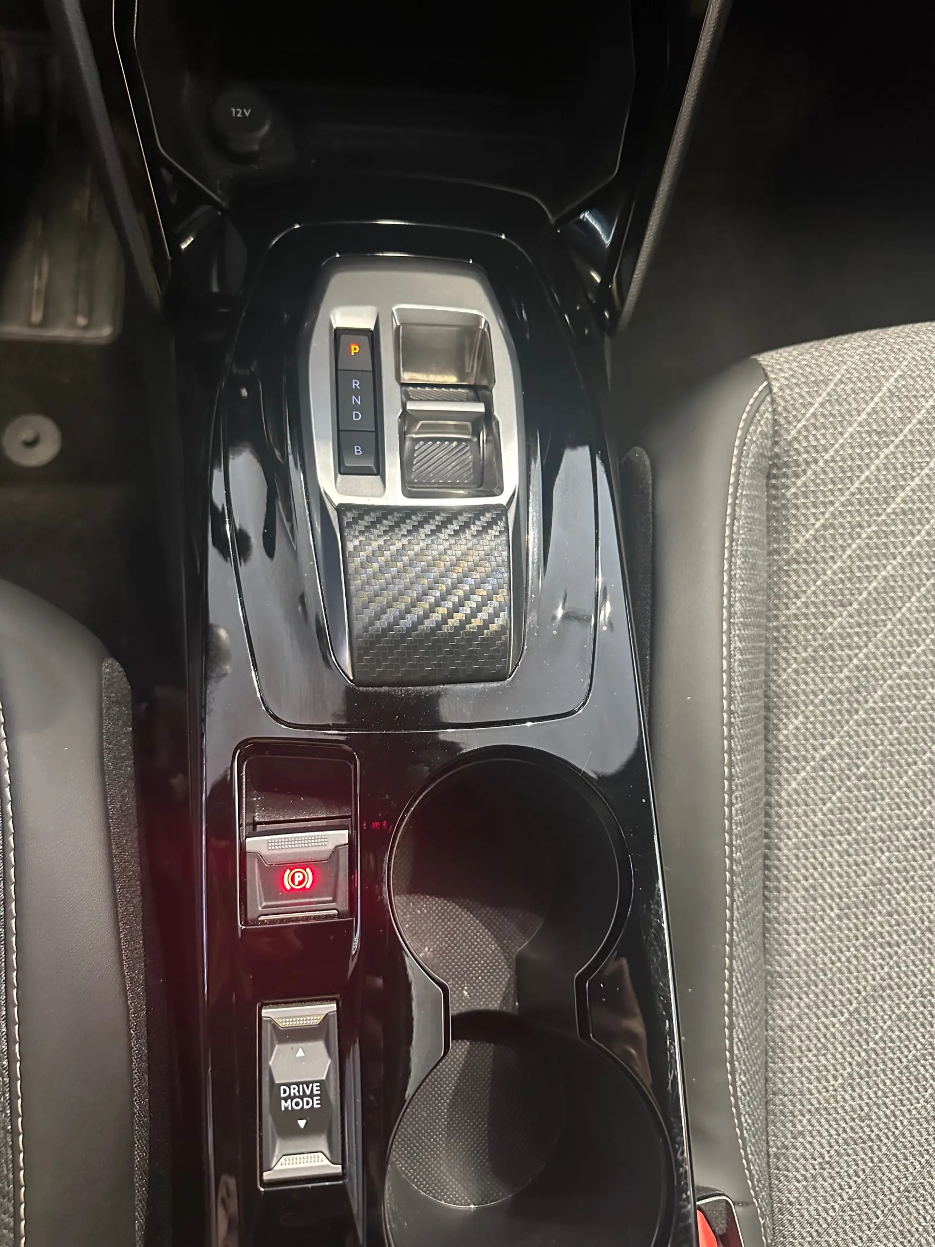 Peugeot e-2008 Allure 27
