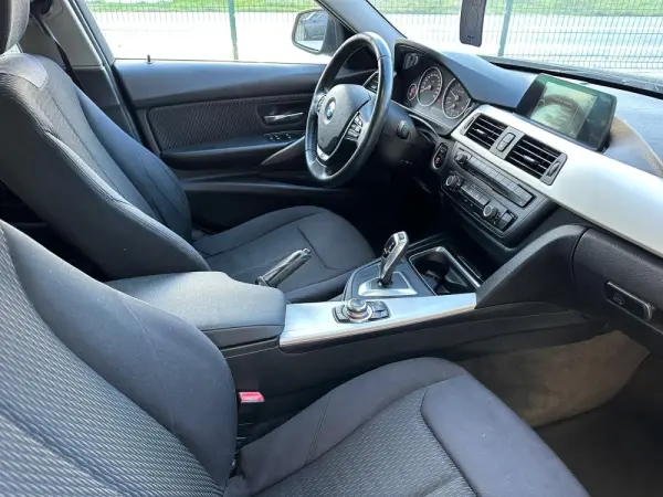 BMW 318 d Touring Auto Sport 13