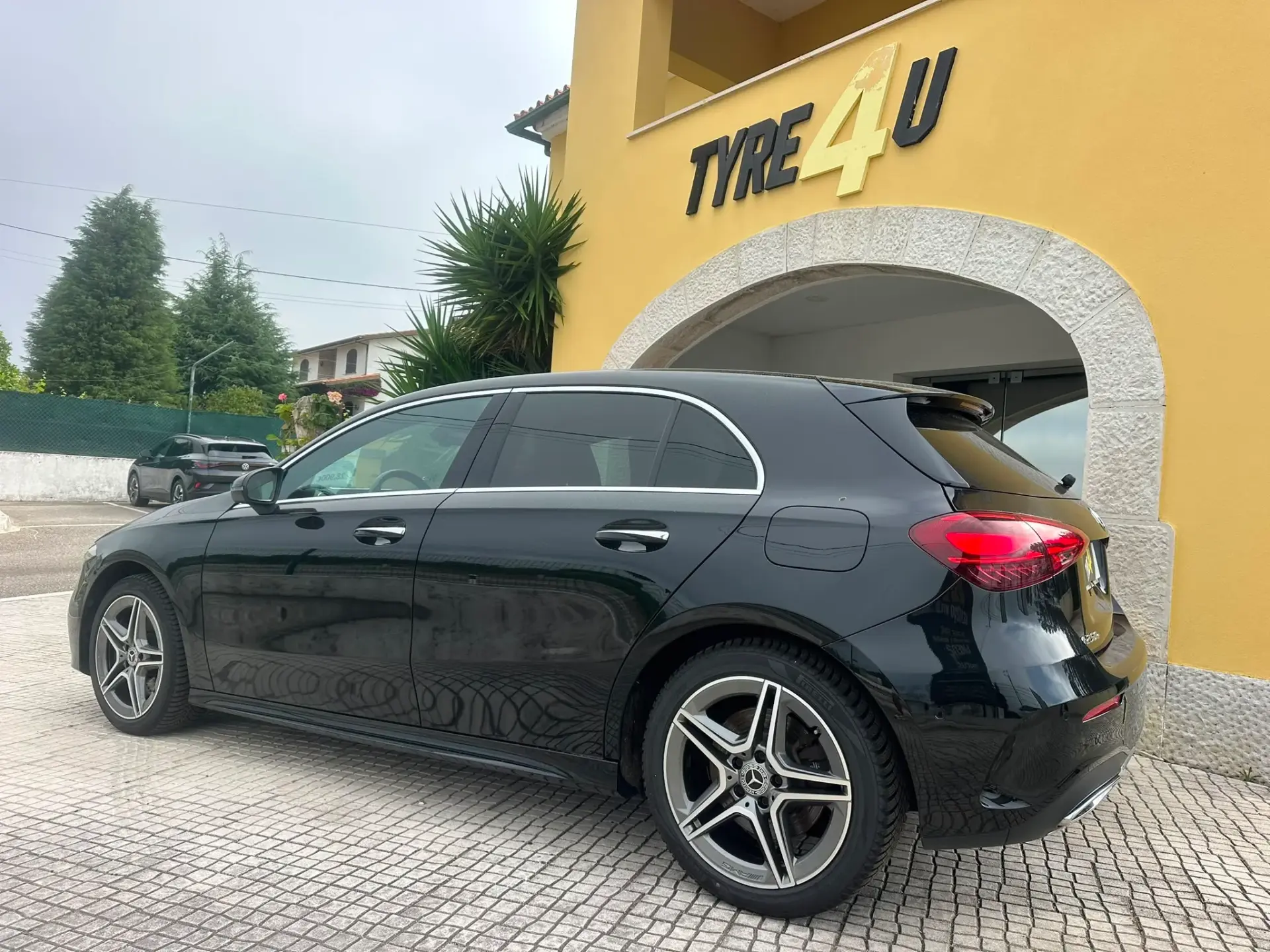 Mercedes-Benz A 250 e AMG Line 4