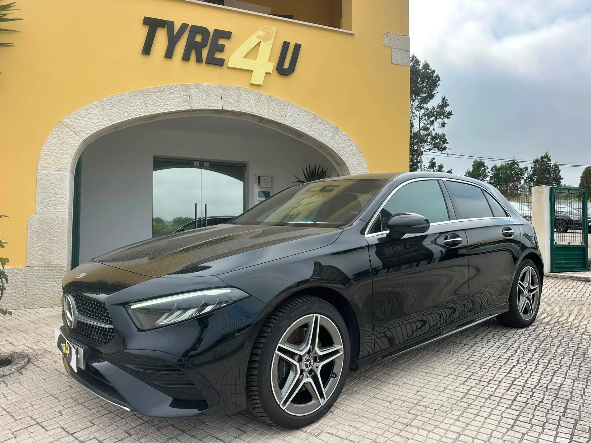 Mercedes-Benz A 250 e AMG Line 12