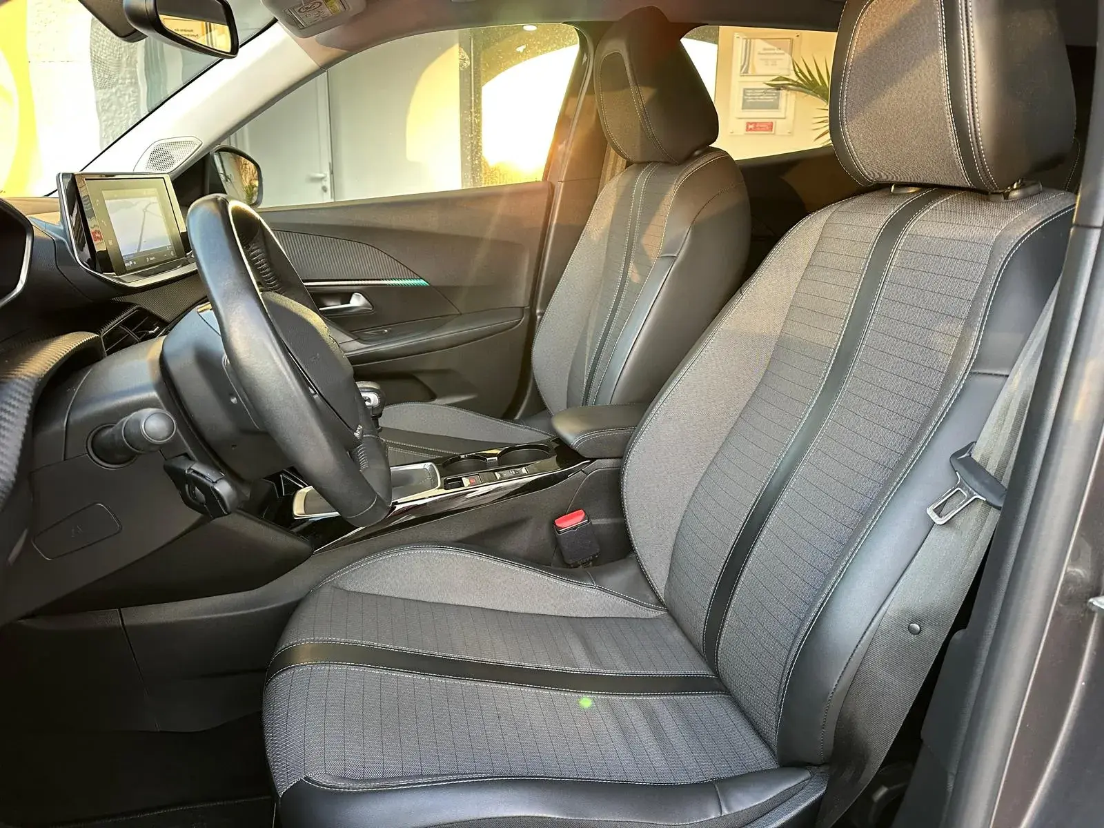 Peugeot 2008 1.5 BlueHDi Allure Pack 21