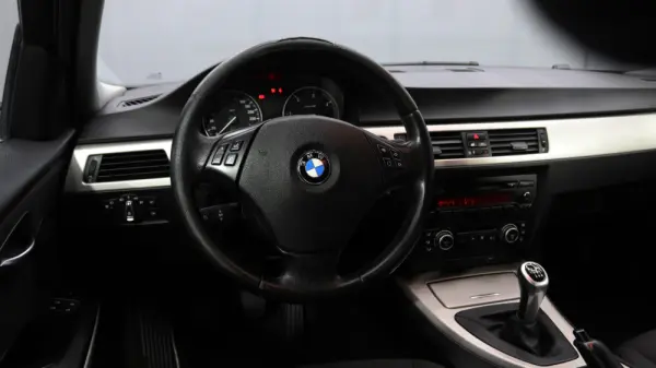 BMW 318 d Line Sport 10