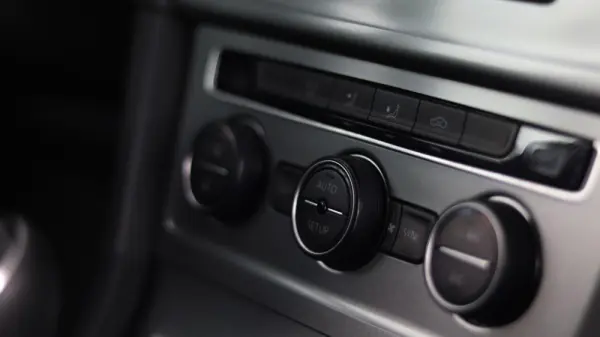 Volkswagen Golf 1.6 TDi R-Line 15