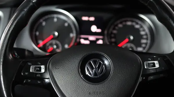 Volkswagen Golf 1.6 TDi R-Line 12