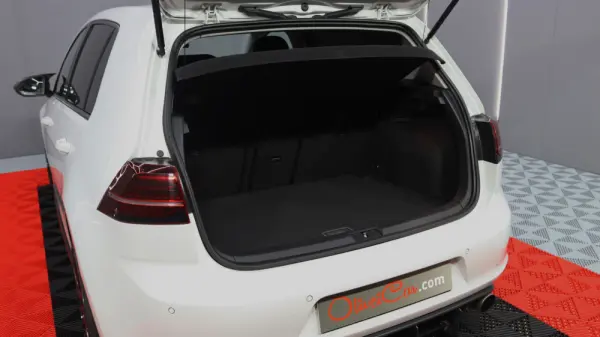 Volkswagen Golf 1.6 TDi R-Line 6