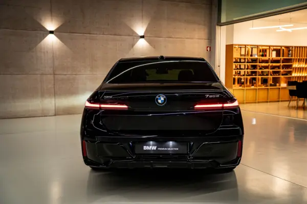 BMW 750 750e xDrive Pack Desportivo M Pro 7