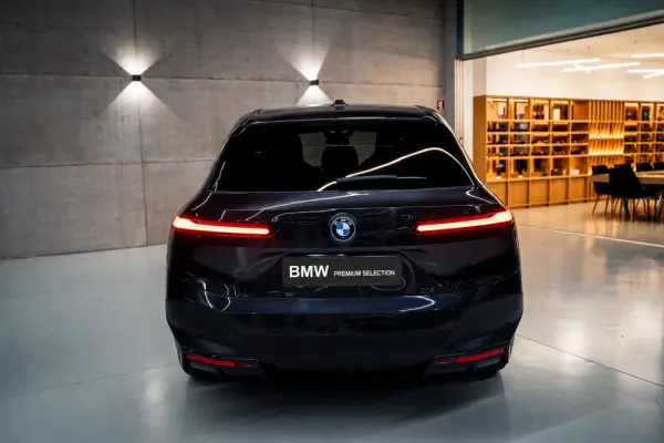 BMW iX xDrive 40 9