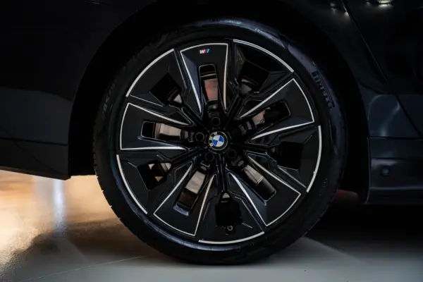 BMW 750 750e xDrive Pack Desportivo M Pro 23
