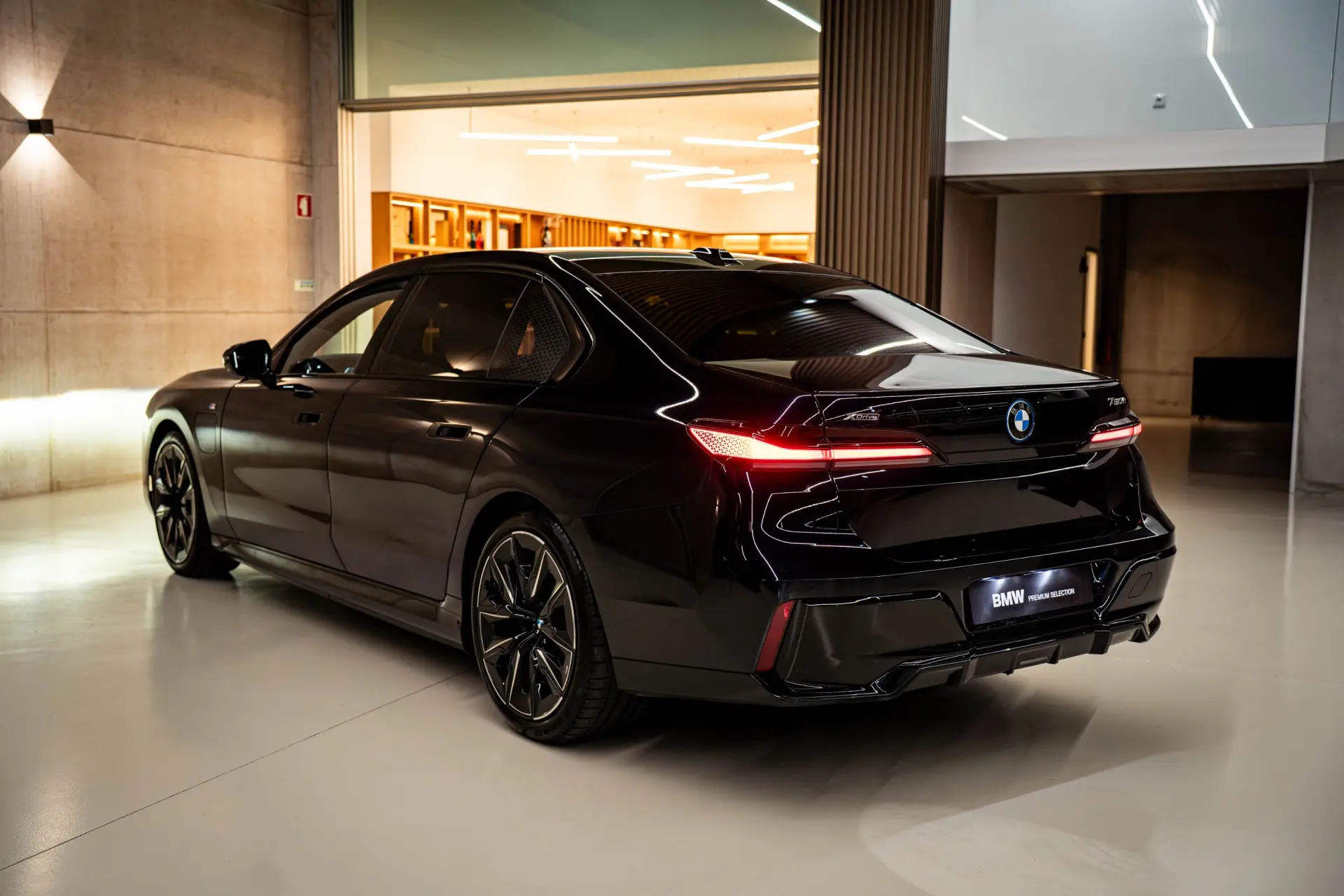 BMW 750 750e xDrive Pack Desportivo M Pro 5