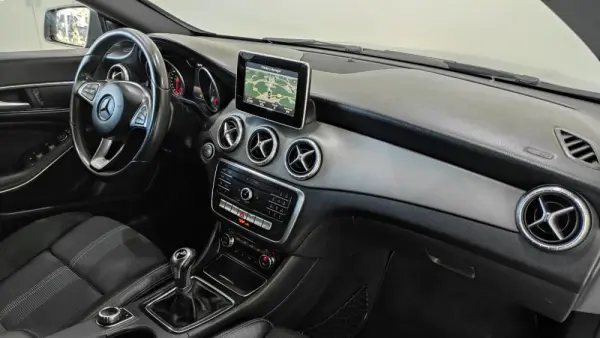 Mercedes-Benz CLA 200 d Shooting Brake AMG Line 7