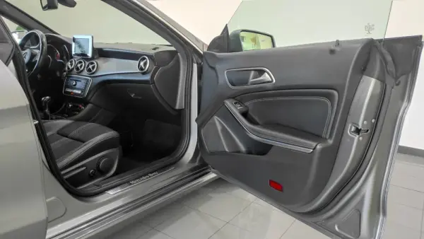 Mercedes-Benz CLA 200 d Shooting Brake AMG Line 22