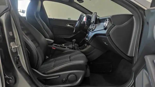 Mercedes-Benz CLA 200 d Shooting Brake AMG Line 23