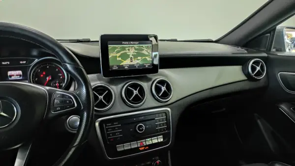 Mercedes-Benz CLA 200 d Shooting Brake AMG Line 27