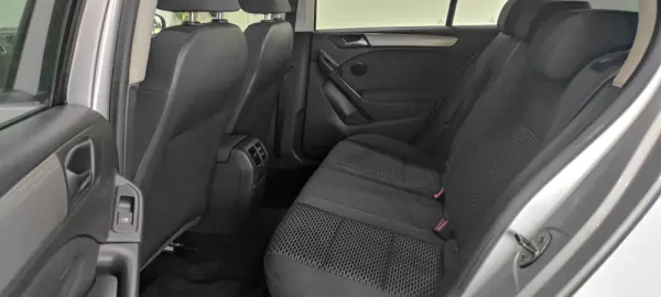 Volkswagen Golf 1.6 TDi Confortline 6