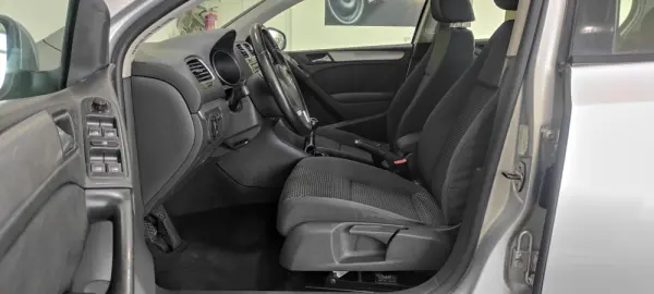 Volkswagen Golf 1.6 TDi Confortline 17