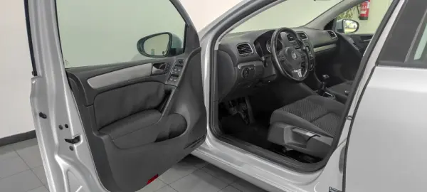 Volkswagen Golf 1.6 TDi Confortline 16
