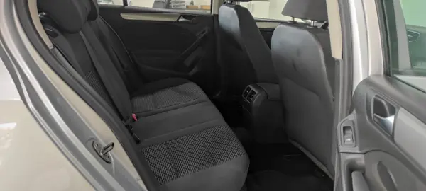 Volkswagen Golf 1.6 TDi Confortline 21