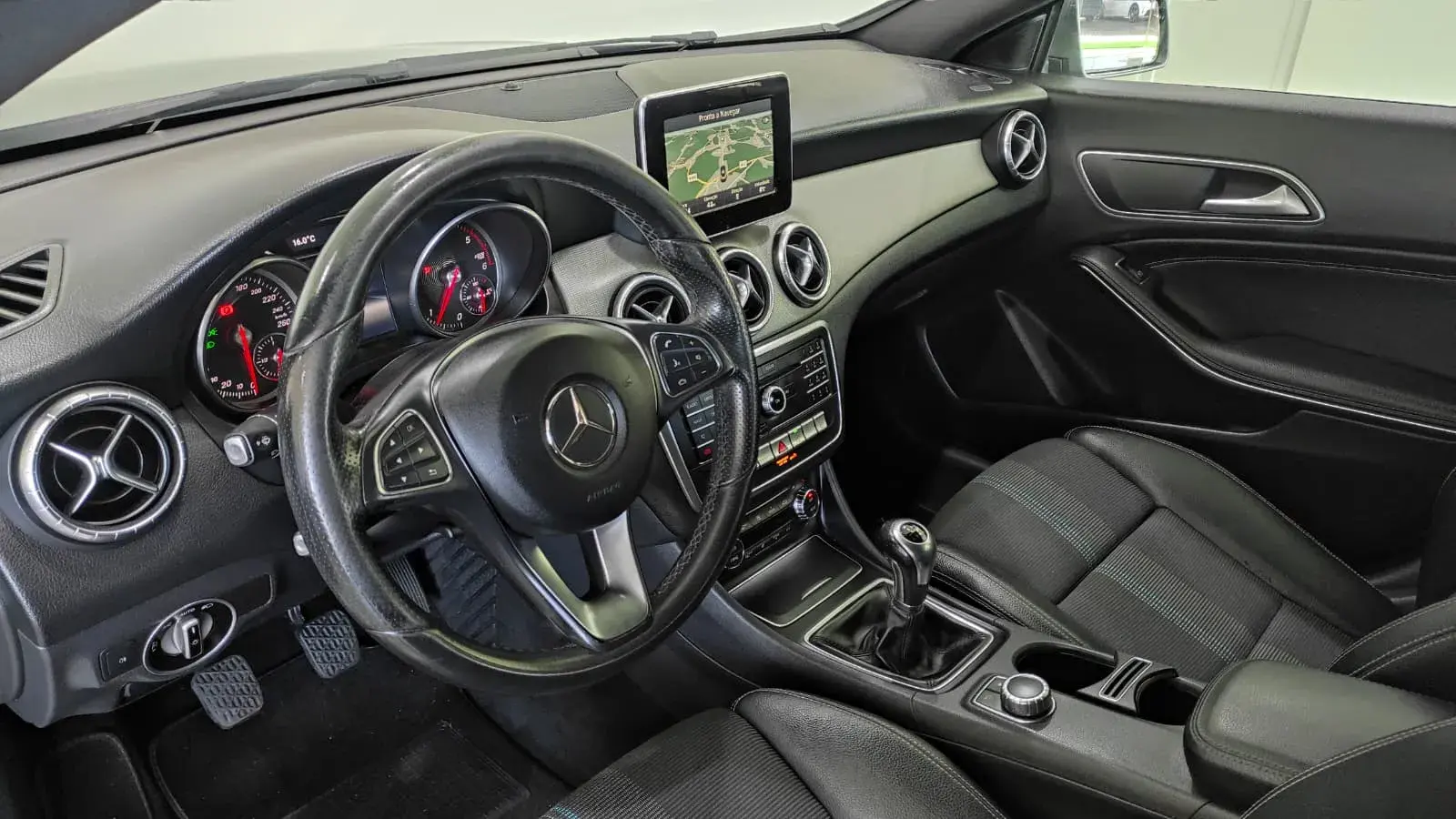 Mercedes-Benz CLA 200 d Shooting Brake AMG Line 17