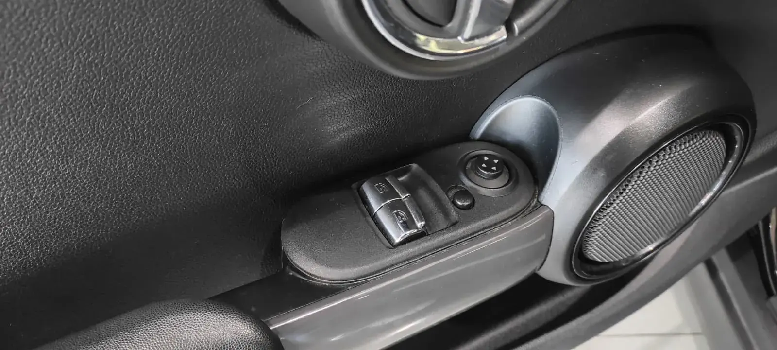 MINI 3 Portas One D 28