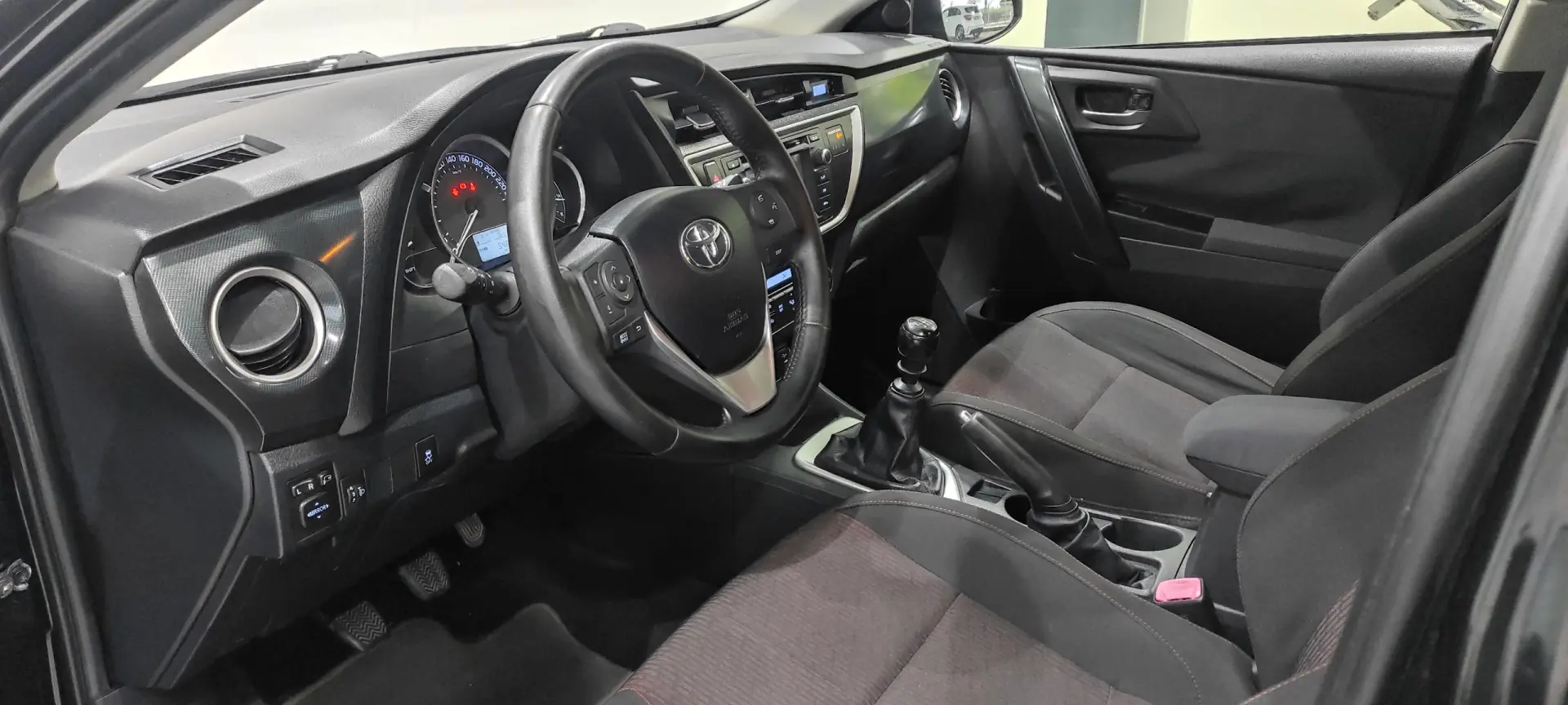 Toyota Auris 1.4 D-4D Com. +P.Techno+P.Sport 5