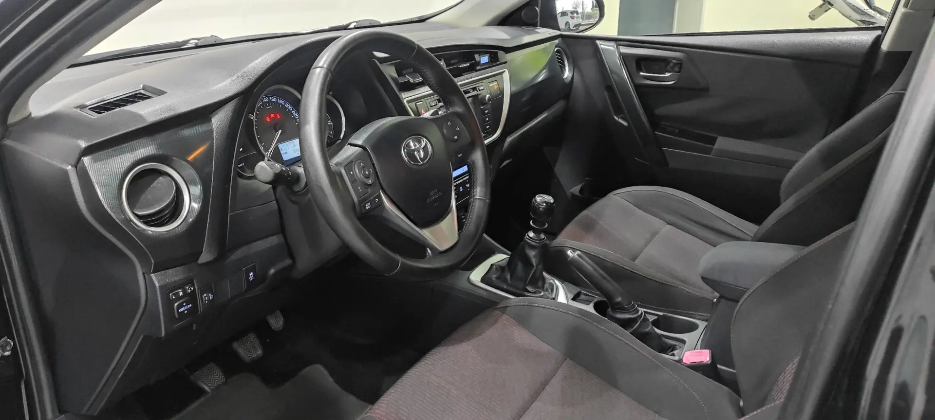 Toyota Auris 1.4 D-4D Com. +P.Techno+P.Sport 16