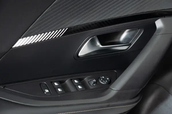 Peugeot 2008 1.2 PureTech Allure Pack EAT8 31