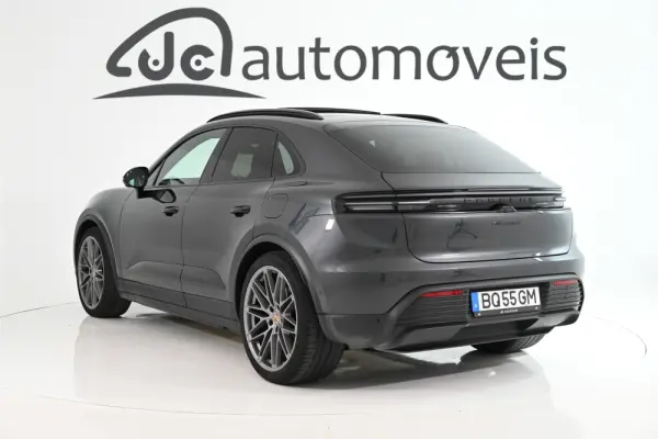Porsche Macan Electric 4 2