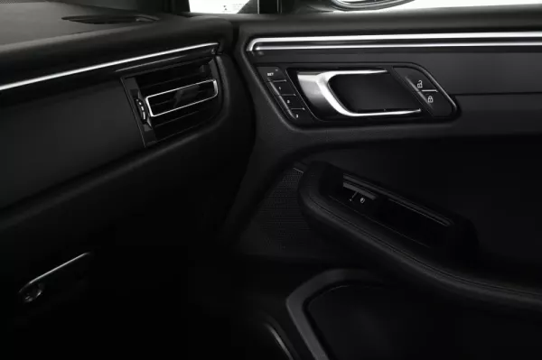Porsche Macan Standard 22