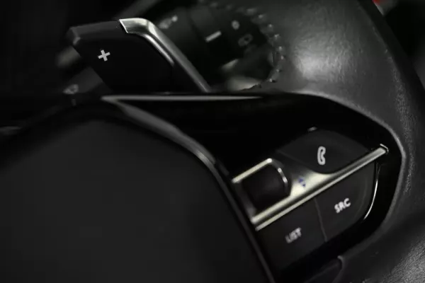 Peugeot 2008 1.2 PureTech Allure Pack EAT8 23