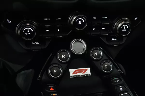 Aston Martin Vantage Roadster V8 F1 Edition 32