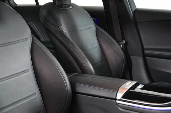 Mercedes-Benz C 300 e Avantgarde 26