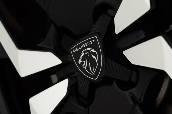 Peugeot 2008 1.2 PureTech Allure Pack EAT8 17