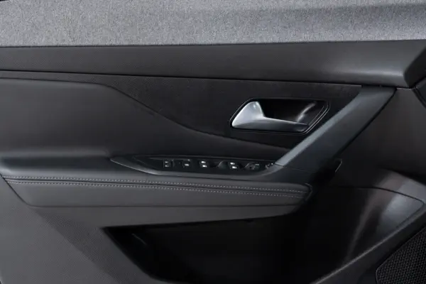 Peugeot 308 1.6 Hybrid Allure e-EAT8 32