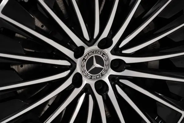 Mercedes-Benz E 300 e AMG Line 15