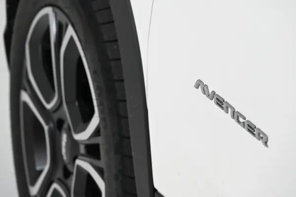 Jeep Avenger 1.2 e-Hybrid Summit DCT 13