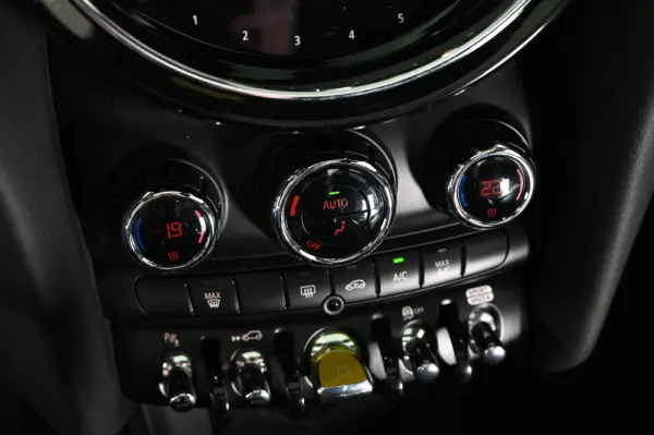 MINI 3 Portas Cooper SE 19